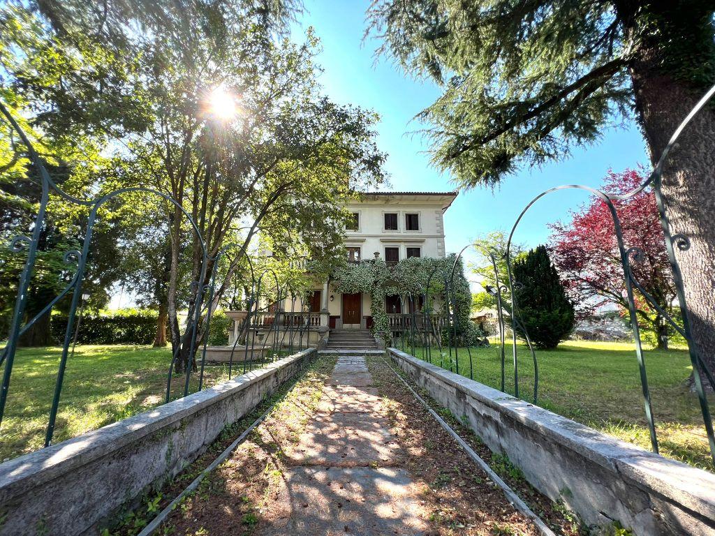 Renovierungsbedürftige, historische Villa im Ortskern von Nimis