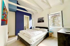Schlafzimmer mit alter Holztramdecke am Fischerhafen von Muggia bei Trieste_Italien (3)